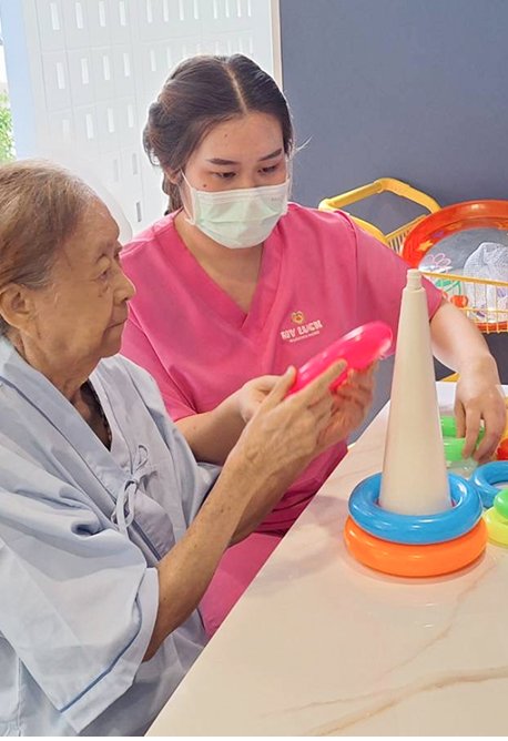 บริการครอบคลุมตั้งแต่การดูแลชีวิตประจำวัน การฟื้นฟูผู้ป่วยติดเตียง การดูแลผู้ป่วยอัลไซเมอร์ด้วยกิจกรรมกระตุ้นความจำ การดูแลหลังผ่าตัด ทำแผล ฟื้นฟูสมรรถภาพ จนถึงการดูแลผู้ป่วยระยะสุดท้าย (Palliative Care)