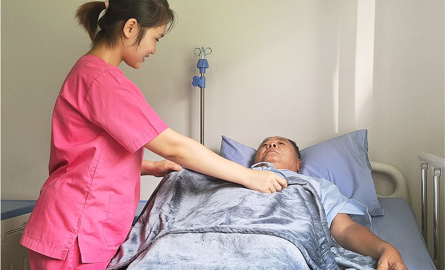 ทีมดูแลผู้สูงอายุระยะสุดท้ายอย่างใกล้ชิดด้วยหัวใจ