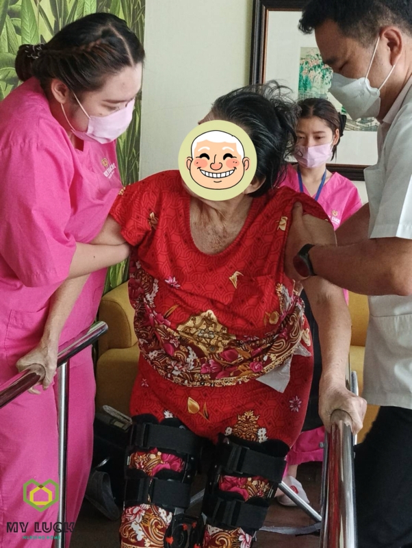ฝึกการทรงตัวโดยใช้ราวพยุง ช่วยฟื้นฟูการเคลื่อนไหวของผู้สูงอายุ