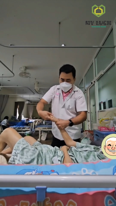 ฟื้นฟูผู้ป่วย Stroke ด้วยการกระตุ้นข้อต่อ ROM โดยนักกายภาพบำบัด