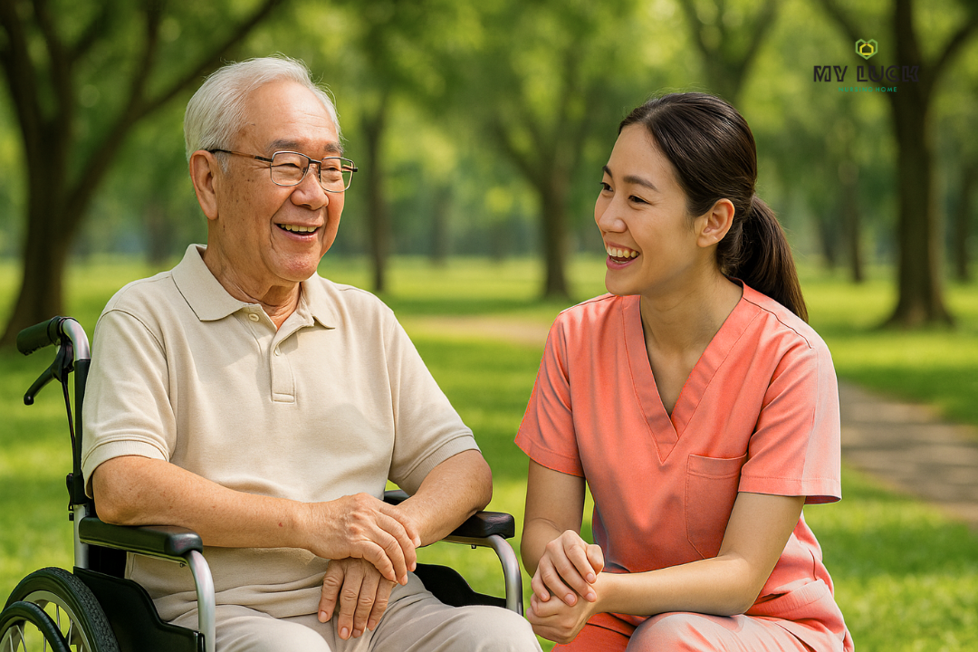 ผู้ดูแลพูดคุยกับผู้สูงอายุบนรถเข็นในสวนอย่างผ่อนคลาย
