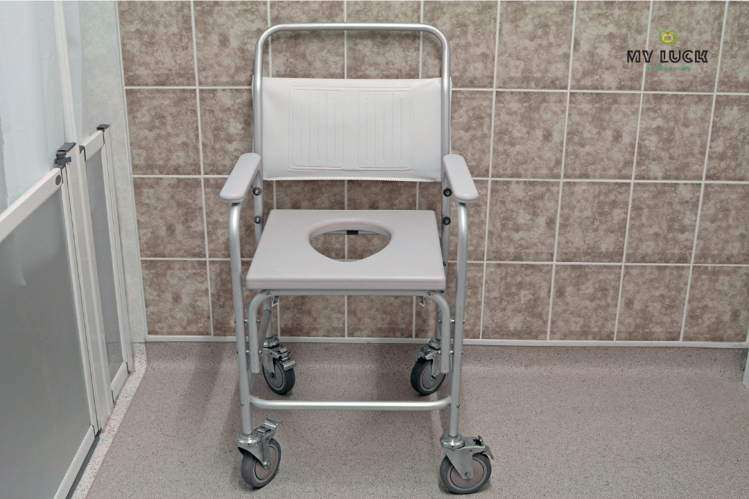 เก้าอี้นั่งถ่าย (Commode) ใช้ในห้องห้องซึ่งบ้านหรือศูนย์ดูแลผู้สูงอายุจำเป็นต้องมี