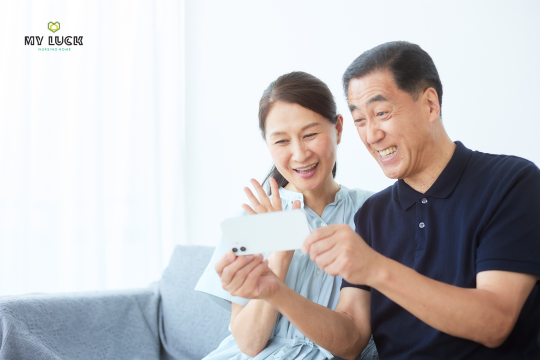 วิดีโอคอล หนึ่งในวิธีลดความเหงาให้แก่ผู้สูงอายุช่วงเทศกาลปลายปี