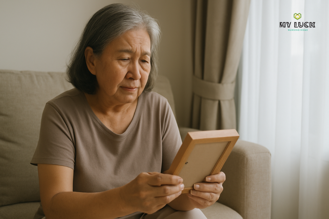 ผู้สูงอายุส่วนใหญ่ประสบภาวะซึมเศร้า นั่งคนเดียวถือกรอบรูปครอบครัวสีหน้าเศร้าเหงา