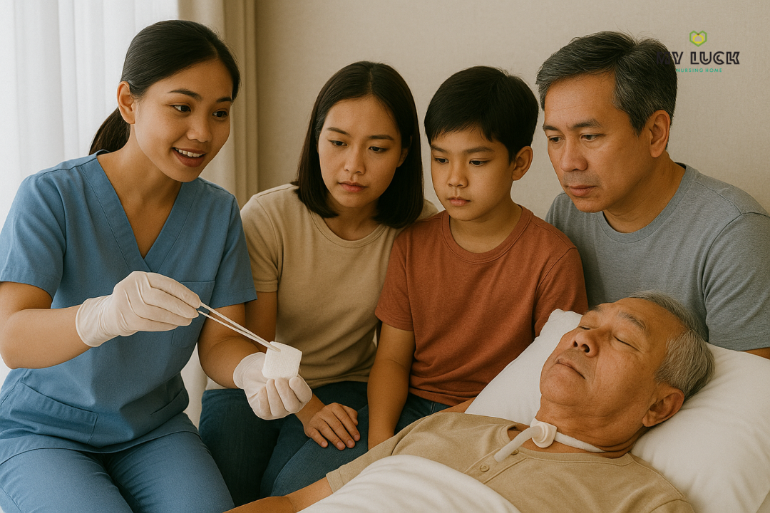 ครอบครัวและพยาบาลกำลังเรียนรู้วิธีดูแลผู้ป่วยเจาะคอที่บ้านข้างเตียงผู้ป่วย