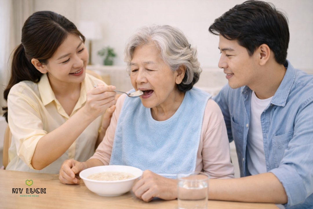 ผู้สูงอายุกำลังรับประทานอาหารอ่อน โดยมีลูกหลานนั่งดูแลใกล้ชิด เพื่อลดความเสี่ยงการสำลักอาหาร