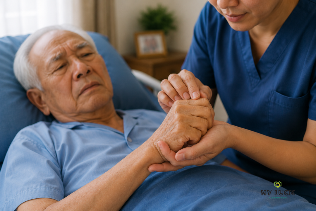 อาการข้อติดในผู้สูงอายุที่กำมือแน่นและขยับนิ้วลำบาก